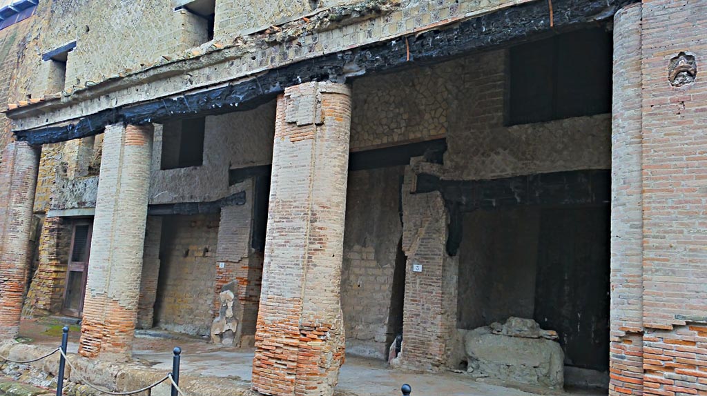 Decumanus Maximus, Herculaneum, photo taken between October 2014 and November 2019.
Portico on north side of Decumanus Maximus, with doorway to number 4, on right. Photo courtesy of Giuseppe Ciaramella.